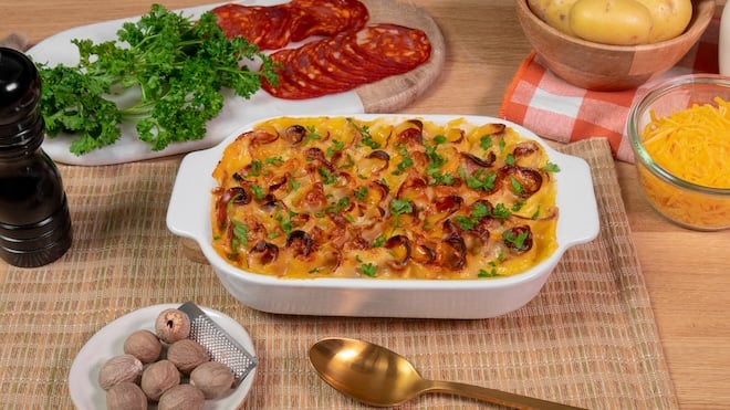 plat de gratin aux pommes de terre, cheddar et chorizo