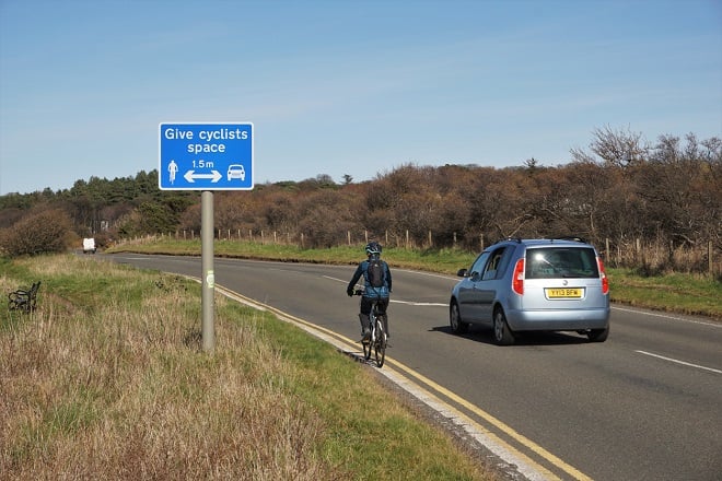 voiture dépassant un cycliste sur la route