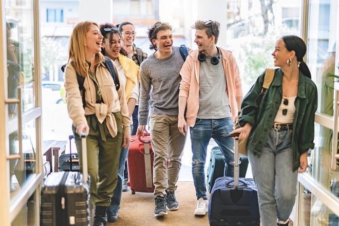 groupes de jeunes avec valises partant en voyage