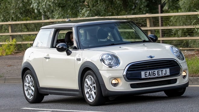 voiture Mini Cooper avec une vitre ouverte