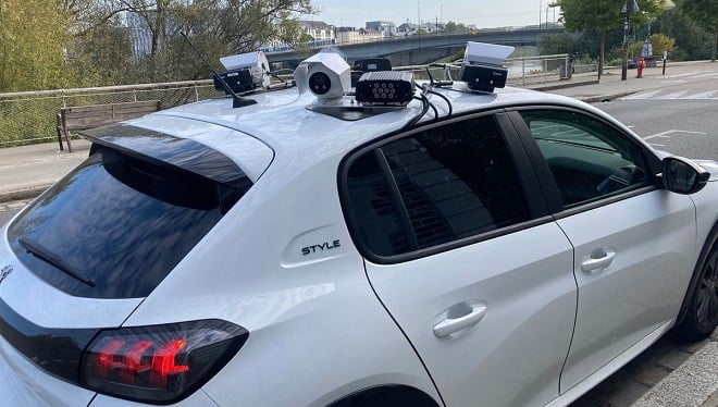 voiture-radar officiant sur la route