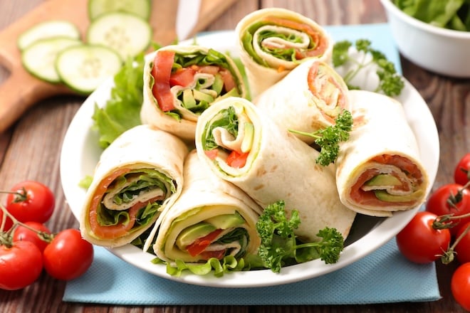 petits wraps au saumon et crudités